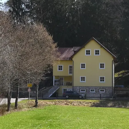 Am Bach Mit Grossem Garten *