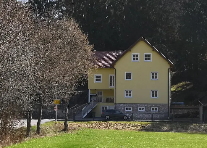 Am Bach Mit Grossem Garten *
